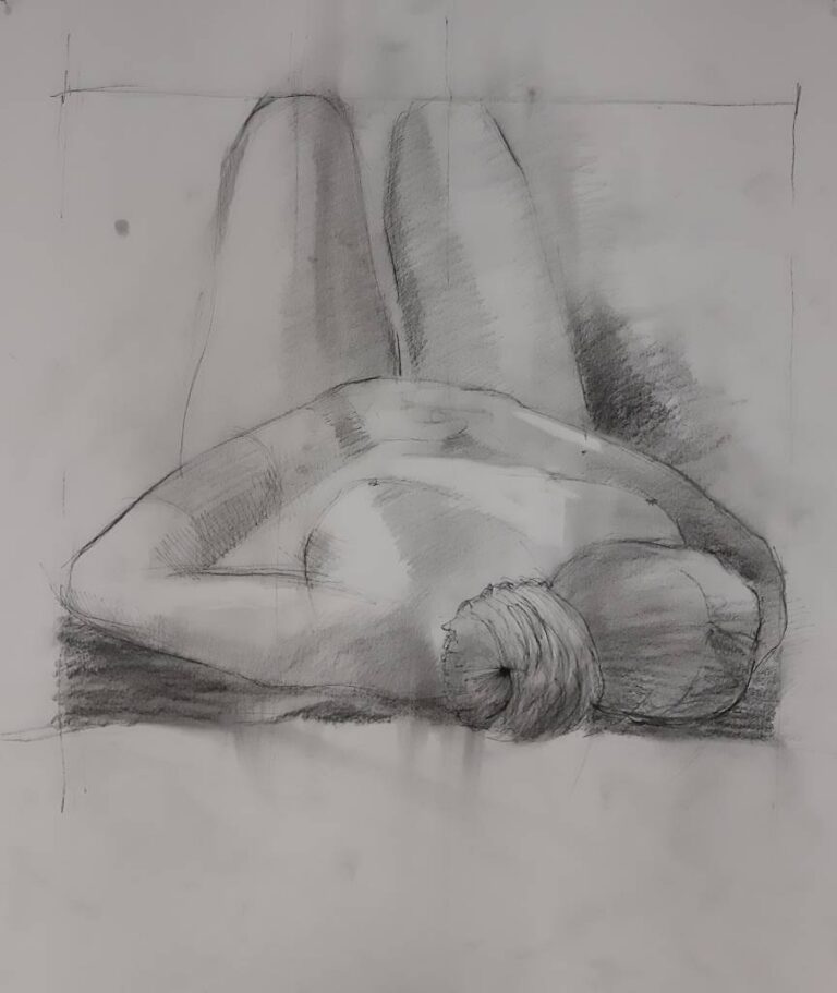 Houtskooltekening van een liggend naaktfiguur, met focus op licht en schaduw.