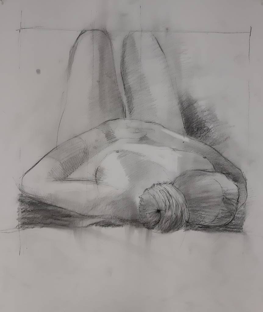 Studie naar licht en donker Houtskooltekening van een liggend naaktfiguur, met focus op licht en schaduw.