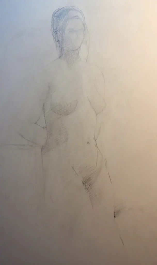 Lichte grafiettekening van een staande vrouwelijke figuur met zachte schaduwen en minimale details op wit papier.
