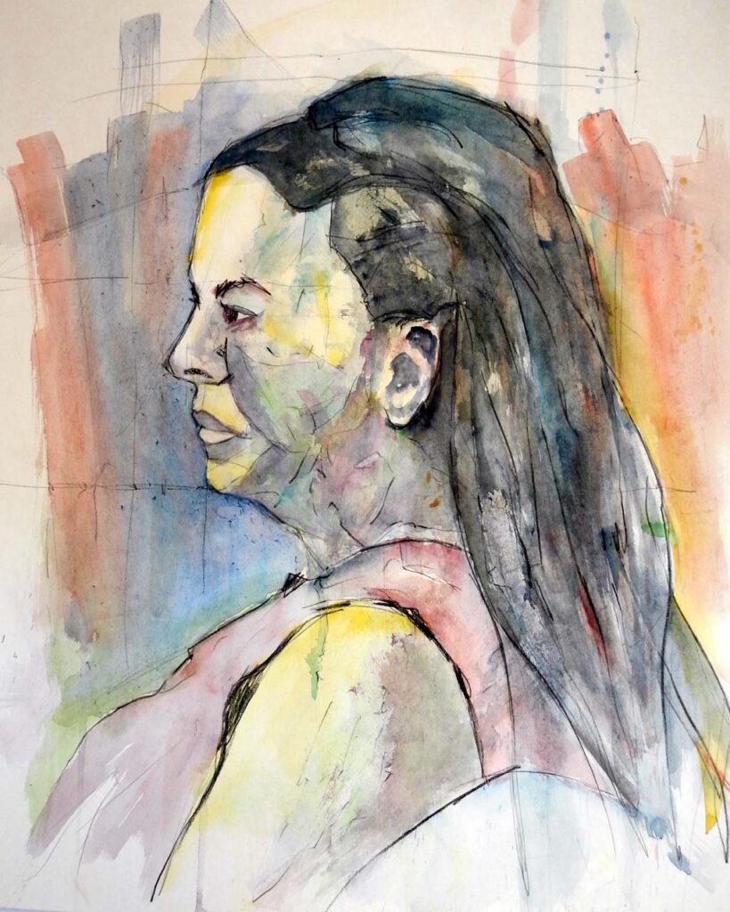 Aquarel- en potloodportret van een vrouwelijk model in zijaanzicht. Het model kijkt over de schouder naar links. Losse, expressieve penseelstreken in grijsblauw, roze, geel en groen vormen gezicht, haar en schouders. Op de achtergrond suggereren zachte verticale vlakken een stedelijke sfeer. Formaat 50 × 60 cm.